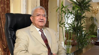 سيارات على الطرق بقرية محمود العربي لنقل المعزين لحضور جنازته |صور 