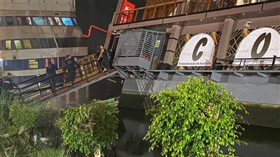 أثناء عقد قران.. جنوح المطعم العائم بنيل المنصورة والحماية المدنية تكثف جهودها | صور