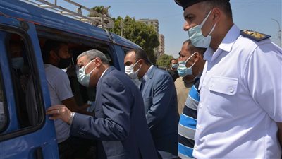 محافظ المنيا يقود حملة لمتابعة إجراءات الوقاية من كورونا بمواقف السيارات 