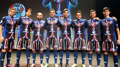 صاخبة وقميص برشلونة حديث الساعة.. أغرب التيشيرتات بالدوريات الأوروبية للموسم الجديد | صور