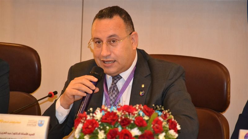 الدكتور عبد العزيز