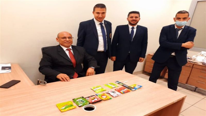 الحلوى بحوزة رجال
