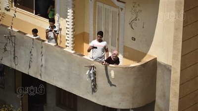 أطفال ونساء قرية أبو رقبة يتابعون جنازة محمود العربي من الشرفات | صور 