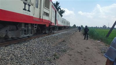 بث مباشر.. إعادة قطار الإسماعيلية - الإسكندرية للقضبان بعد الخروج عنها بالشرقية 