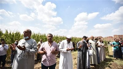 الأهالي يودعون محمود العربي بالدعاء خلال مراسم دفنه | صور 