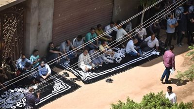 تجمع أهالي أبو رقبة بالمنوفية للمشاركة في جنازة رجل الأعمال محمود العربي | صور