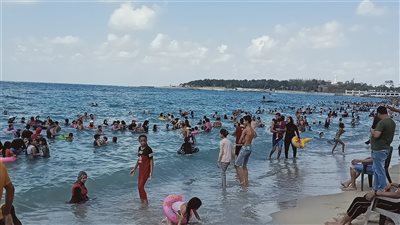 شاهد.. إقبال كثيف على شواطئ الإسكندرية تزامنًا مع هطول الأمطار