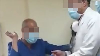 مطالب برلمانية بمنع صاحب واقعة إجبار ممرض على السجود لكلب من ممارسة الطب