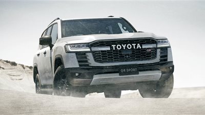 بسبب أزمة الرقائق الإلكترونية.. تأخر تسليم لاند كروزر 300 لأربع سنوات