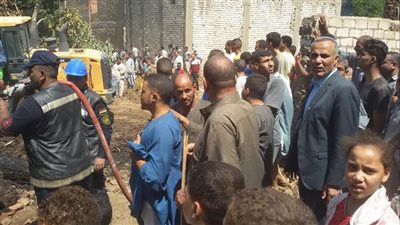 إخماد حريق شب في زراعات مجاورة لمنطقة سكنية ببني سويف