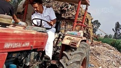 ضبط جرار زراعي بالسنطة يلقي نفايات ومخلفات خلف منطقة سكنية |صور