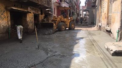 صب الشوارع ضمن أعمال تطوير المناطق العشوائية بالمنصورة