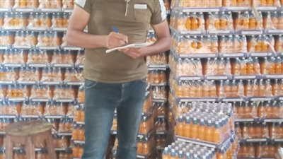 غلق 3 مصانع وإعدام 4 أطنان عصائر وأغذية فاسدة في حملة بالدقهلية