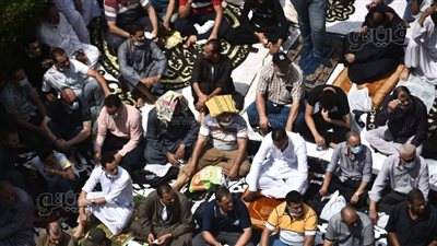 الكراتين وسيلة المعزين بجنازة محمود العربي لمواجهة أشعة الشمس الحارقة | صور 