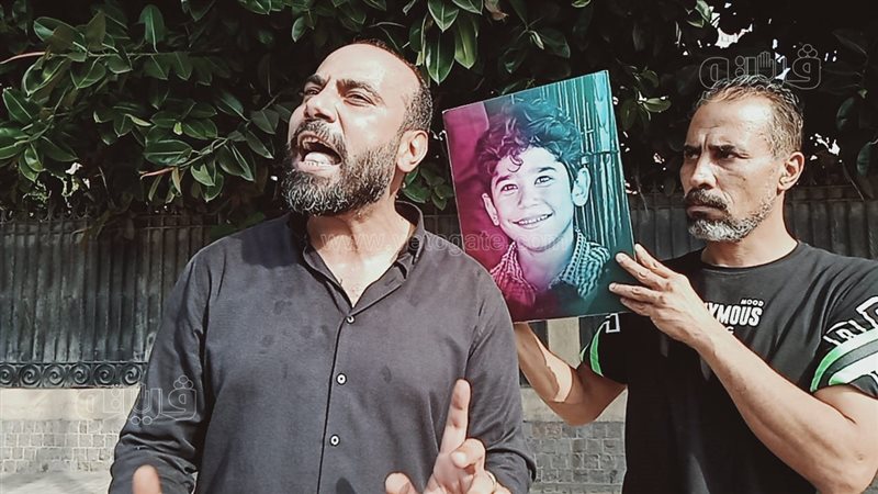 والد سيف أمام النادي