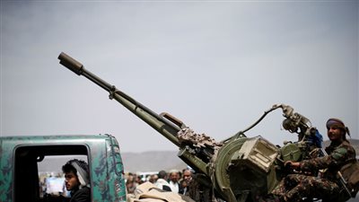 بعد أسابيع من إعادة افتتاحه.. استهداف حوثي لميناء المخا اليمني بقصف صاروخي 