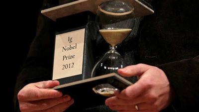 إيج نوبل ووحيد قرن بالمقلوب.. أبرز هدايا الحمقى وأرباب الجهل |صور