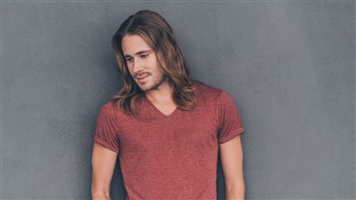 حكم الشرع في إطالة الرجل لشعره؟