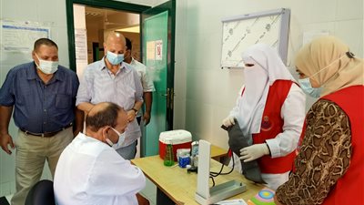 مسعود يتابع الكشف عن الأمراض المزمنة والتطعيمات ضد الفيروس بفاقوس شرقية 