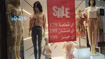 قبل أيام من انتهاء الأوكازيون الصيفي.. تعرف على أسعار الملابس بمحلات وسط البلد | فيديو وصور 