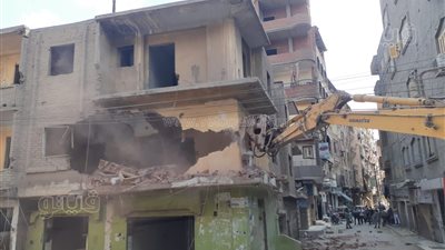 إزالة 4 عقارات آيلة للسقوط بالمحلة الكبرى | صور