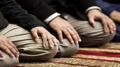ما حكم صلاة العشاء خلف رجل يؤدى سنة العشاء؟.. لجنة الفتوى تجيب 