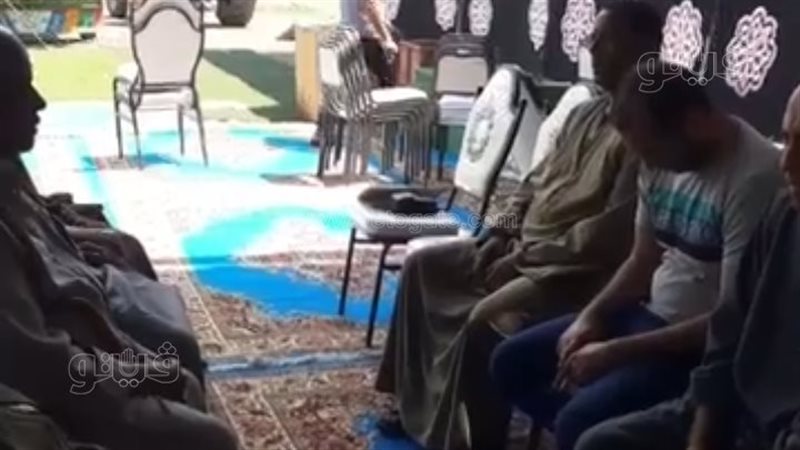 والده لحظة العزاء