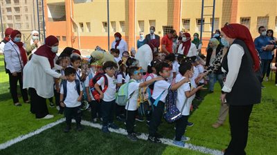 أجواء مبهجة في أول أيام الدراسة بالمدارس الدولية.. والتشديد على ارتداء الكمامات الطبية