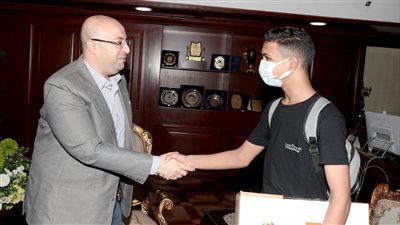 محافظ بني سويف يستقبل ثالث الجمهورية بمسابقة مايكروسوفت العالمية 