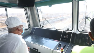 وزير النقل يستقل جرار اختبارات أعمال السكة لمشروع قطار LRT 