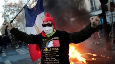 باريس تنتفض ضد شهادة كورونا الصحية 