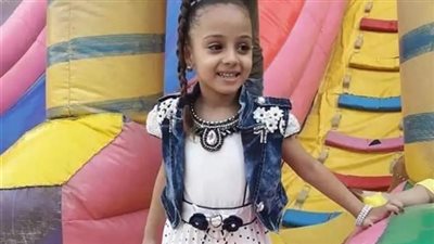 سقطت على رأسها مظلة.. مصرع طفلة داخل ناد بحلوان