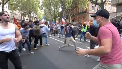 اشتباكات عنيفة بين المواطنين في شوارع فرنسا| فيديو