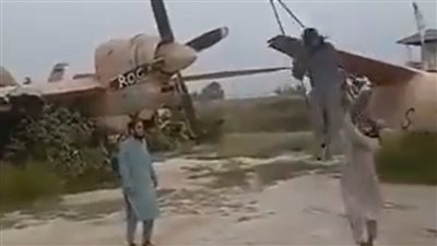 الوجه الآخر لطالبان.. عناصر من الحركة يلهون بمرجيحة معلقة على جناح طائرة