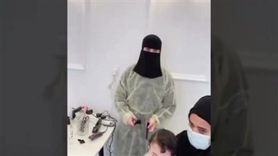 وفاء صقر..قصة أول حلاقة سعودية تصدرت الترند في المملكة| فيديو