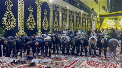 المعزون يؤدون صلاة العشاء داخل سرادق عزاء محمود العربي |صور