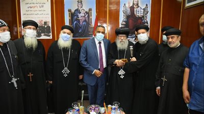 محافظ مطروح يهنئ الأنبا باخوميوس بمناسبة مرور ٥٠ عاما على تنصيبه|صور
