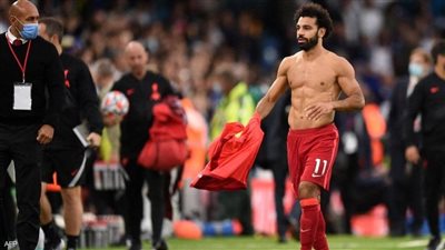 لفتة إنسانية من محمد صلاح تجاه طفل بعد دخوله نادي المائة بالدوري الإنجليزي | فيديو