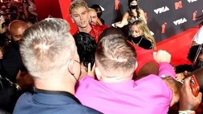 بسبب فنانة شهيرة.. نجم فنون قتالية يشتبك مع مغني الراب ماشين كيلي بحفل جوائز MTV | فيديو