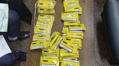 عاوز يبيعها ويستفيد من فارق السعر.. ضبط 50 باكت تبغ سجائر بحوزة موظف بمطار القاهرة 