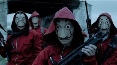 بـ«قناع دالي ومدفع رشاش».. القبض على قاصرين إيطاليين يلعبان «لا كاسا دي بابيل»