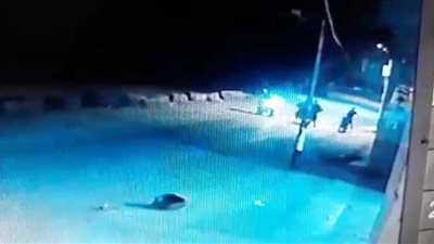 على طريقة رفاعي الدسوقي.. لحظة هروب مسلحين بعد اقتحامهم مقهى وقتل شاب بالدقهلية | فيديو 