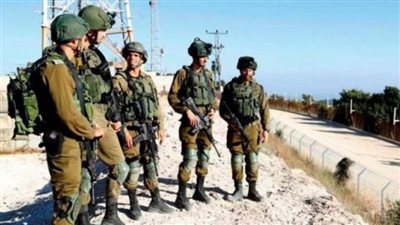 فلسطيني مقيد اليدين يهرب من جندي إسرائيلي | فيديو