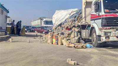  انقلاب سيارة نقل محملة بالأسمنت على طريق رأس البر 