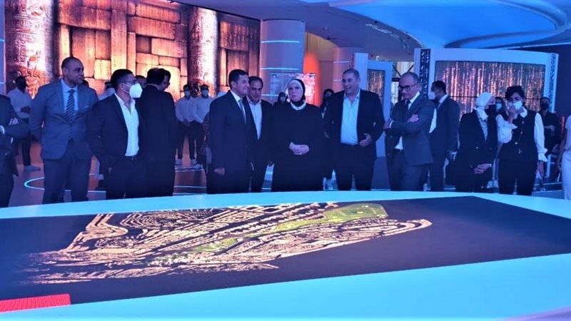 وزيرة التجارة تستعرض