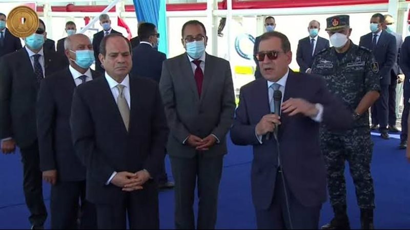 الرئيس السيسي يستمع