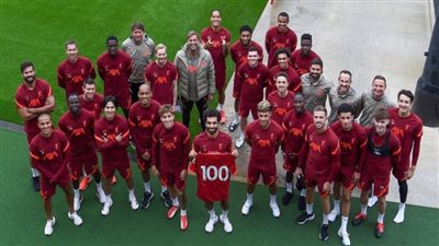 لاعبو ليفربول يحتفلون بمئوية محمد صلاح