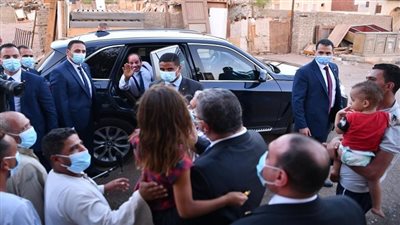 جابر الخواطر.. بسام راضي: السيسي يتبادل التحية والحديث مع المواطنين وأبنائهم في منطقة الرويسات بشرم الشيخ | صور