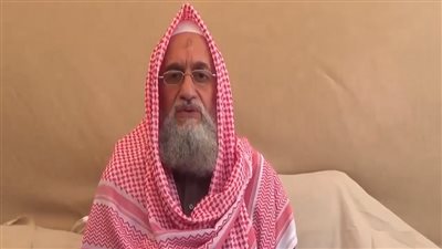 زعيم القاعدة أيمن الظواهري يثير الجدل بزي غريب