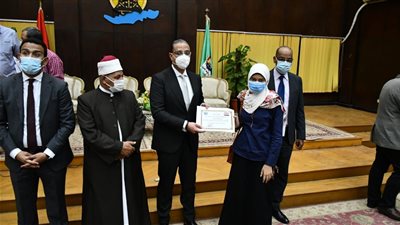 محافظ الفيوم يكرم أوائل الثانوية العامة والأزهرية ويمنحهم مكافآت مالية | صور